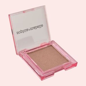 sophia + mabelle Satin Powder Highlighter in PEACH SANGRIA